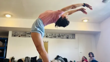 Iyengar joga delavnica z Chiaro Travisi: mojstrstvo zaklonov in notranjih usmeritev