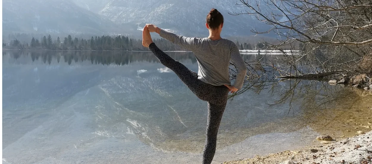 Sommer: Zeit des Herzens, der roten Farbe und des Yoga in der Natur