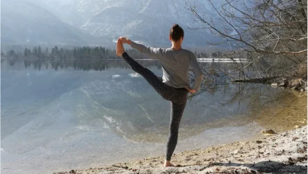 Poletje: čas srca, rdeče barve in joge v naravi