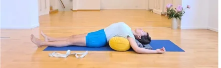 Poletna joga rutina: holistični pristop k ravnovesju, energiji in naravni skrbi zase