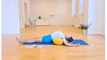 Poletna joga rutina: holistični pristop k ravnovesju, energiji in naravni skrbi zase