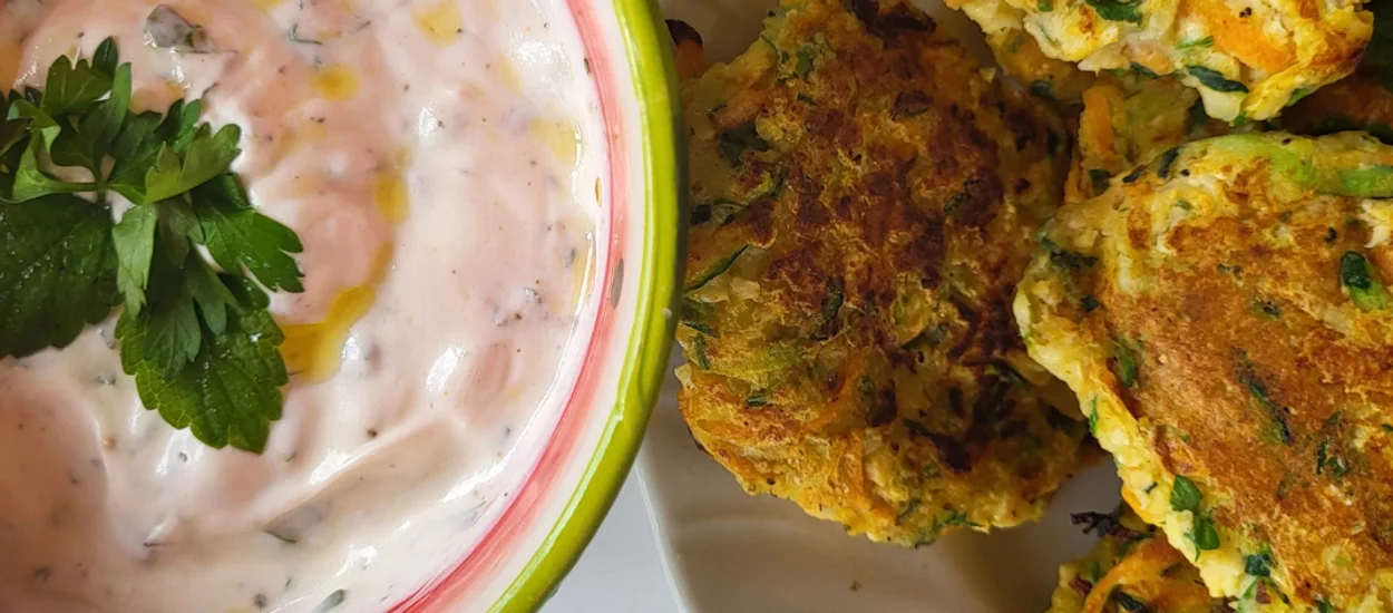 Polpette estive di zucchine con salsa allo yogurt: freschezza e gusto in ogni morso