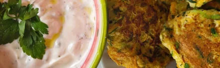 Poletni bučkini polpeti z jogurtovo omako