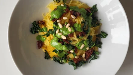 Pečena špagetna buča s pestom iz ohrovta in suhimi paradižniki