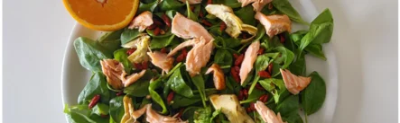 Salad with baby spinach, salmon, goji berries and balsamic dressing