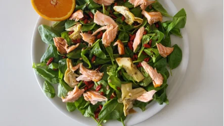 Salad with baby spinach, salmon, goji berries and balsamic dressing
