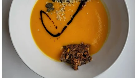 Bučna juha s sladkim krompirjem in muškatnim oreščkom