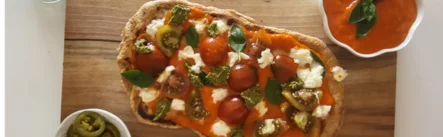 Ploski kruh iz ovsenih kosmičev in jogurta z zeleno omako in paradižniki