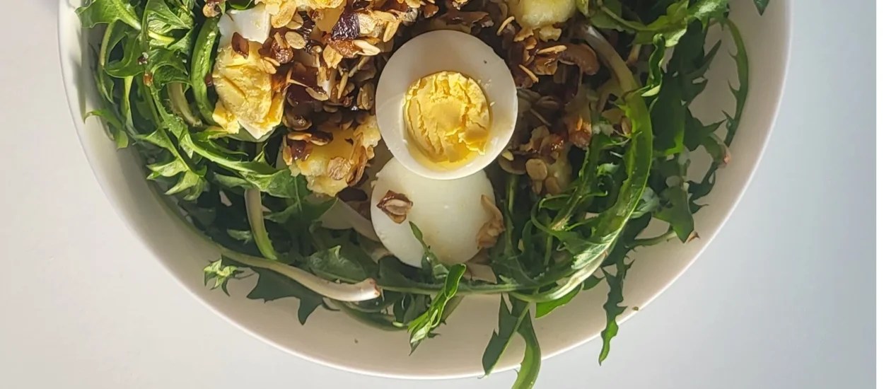Dandelion Salad with “Vegan Cracklings”