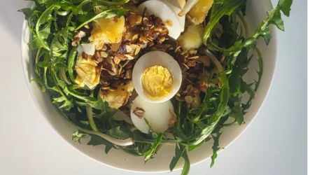 Regratova solata z “veganskimi ocvirki”