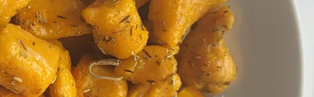 Bučni njoki v masleni žajbljevi omaki