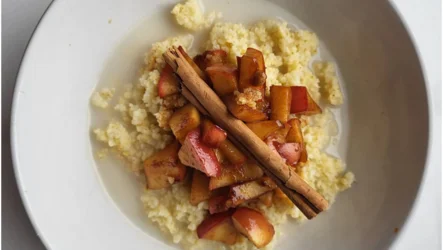 Prosena kaša z jabolki in datljevim sirupom