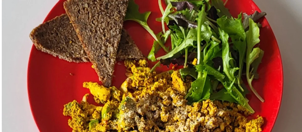 Umešani tofu s pinjolami in solata z balzamičnim prelivom