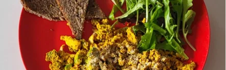 Umešani tofu s pinjolami in solata z balzamičnim prelivom