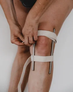 Therapeutische Knie Stäbe aus Edelstahl für Iyengar Patella Ausrichtung mit zwei Gurten.