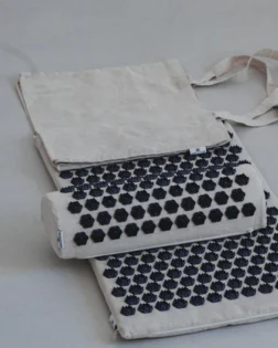 Leinen Akupressurmatte mit Kissen und Druckpunktscheiben für Rücken und Nacken.
