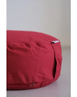 Crveni pamučni zafu jastuk s podesivim punjenjem od ljuskica heljde i uklonjivom navlakom.