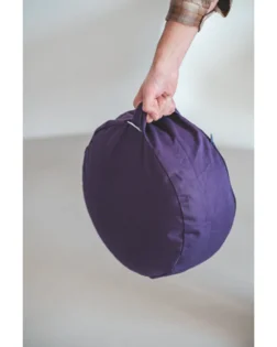 Violettes Zafu Meditationskissen aus Baumwolle mit abnehmbarem Bezug und Buchweizenschalen.