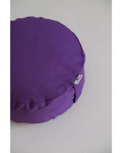 Violettes Zafu Meditationskissen aus Baumwolle mit abnehmbarem Bezug und Buchweizenschalen.