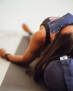 Cuscino occhi in cotone blu con semi di lino e lavanda per relax e savasana.