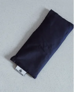 Cuscino occhi in cotone blu con semi di lino e lavanda per relax e savasana.