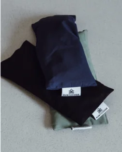 Cuscino occhi in cotone blu con semi di lino e lavanda per relax e savasana.