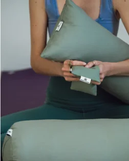 Grünes Baumwolle Augenkissen mit Leinsamen und Lavendel, für Meditation und Savasana.