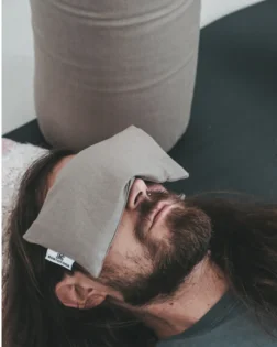 The eye pillow with linen and lavender filling helps with relaxation during yoga, helps with insomnia, headache and stress reduction.