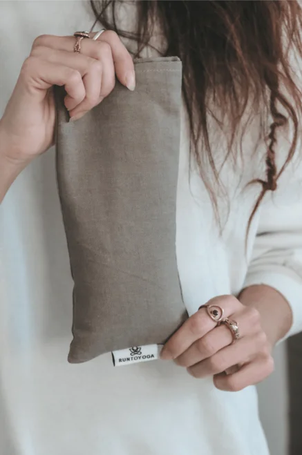 Eye pillow made from organic linen – grey