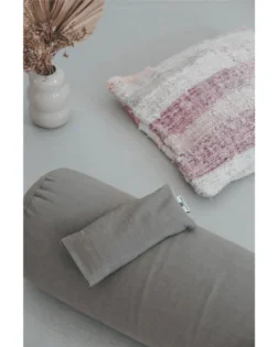 The eye pillow with linen and lavender filling helps with relaxation during yoga, helps with insomnia, headache and stress reduction.