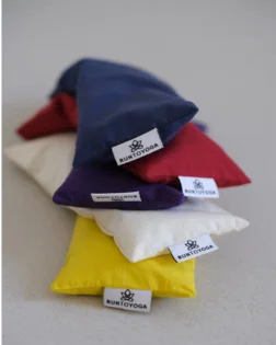 The eye pillow with linen and lavender filling helps with relaxation during yoga, helps with insomnia, headache and stress reduction.