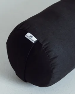 Antracitni bolster za jogo iz organskega bombaža, cilindrični valj za podporo pri restorativni praksi.