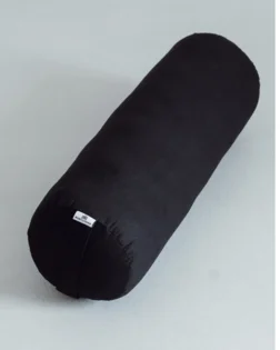 Antracitni bolster za jogo iz organskega bombaža, cilindrični valj za podporo pri restorativni praksi.