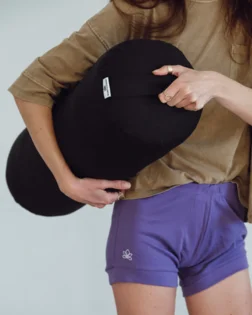 Antracitni bolster za jogo iz organskega bombaža, cilindrični valj za podporo pri restorativni praksi.