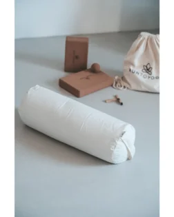 Yoga bolster bianco con pula di grano saraceno e fodera in cotone, supporto cilindrico per yoga restaurativa.