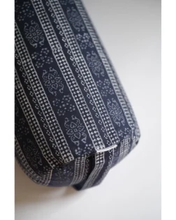 Joga bolster plavi print s heljdinim ljuskama i pamučnom navlakom, cilindrična potpora.