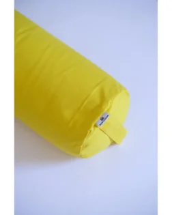 Yoga bolster giallo con pula di grano saraceno e fodera in cotone, supporto cilindrico per pratica restaurativa.