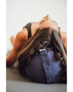 Dunkelblauer Yoga Bolster mit Buchweizenschalen und Baumwollbezug, Stütze für Brustkorböffnung und Entspannung.