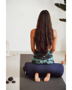 Dunkelblauer Yoga Bolster mit Buchweizenschalen und Baumwollbezug, Stütze für Brustkorböffnung und Entspannung.