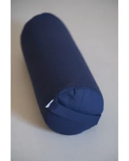 Dunkelblauer Yoga Bolster mit Buchweizenschalen und Baumwollbezug, Stütze für Brustkorböffnung und Entspannung.