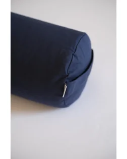 Dunkelblauer Yoga Bolster mit Buchweizenschalen und Baumwollbezug, Stütze für Brustkorböffnung und Entspannung.