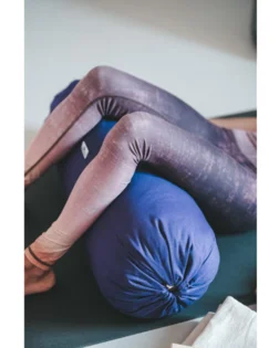 Violetter Yoga Bolster aus Bio Baumwolle, zylindrische Stütze für Restorative Yoga und Pranayama.