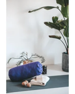 Violetter Yoga Bolster aus Bio Baumwolle, zylindrische Stütze für Restorative Yoga und Pranayama.