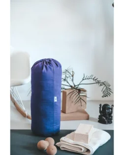 Violetter Yoga Bolster aus Bio Baumwolle, zylindrische Stütze für Restorative Yoga und Pranayama.