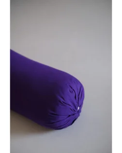 Violetter Yoga Bolster aus Bio Baumwolle, zylindrische Stütze für Restorative Yoga und Pranayama.