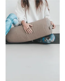 Siv lanen joga bolster z ajdovimi luščinami, cilindrični valj za podporo hrbtenice in prsnega koša.