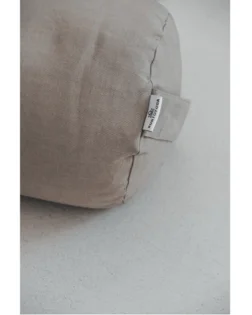 Siv lanen joga bolster z ajdovimi luščinami, cilindrični valj za podporo hrbtenice in prsnega koša.