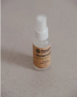 Sprej za čišćenje i osvježenje joga prostirke s mirisom limunske trave.