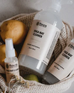 Sprej za čišćenje i osvježenje joga prostirke s mirisom limunske trave.