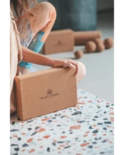 Nizek podporni blok za jogo iz plute za podlaganje in razbremenitev.